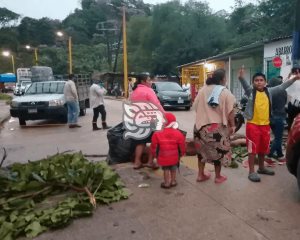 Bloquean carretera en Ixhuatlán del Sureste, ejido El Túnel sin luz