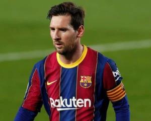 Multan a Lionel Messi por homenaje a Maradona