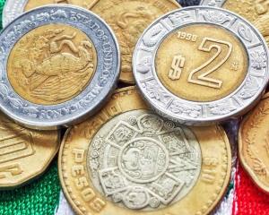 Peso mexicano gana por declive de dólar; cotiza en 19.60