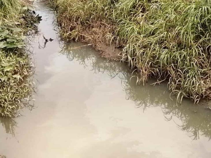 Perciben nuevo derrame de solvente en arroyo de Ixhuatlán