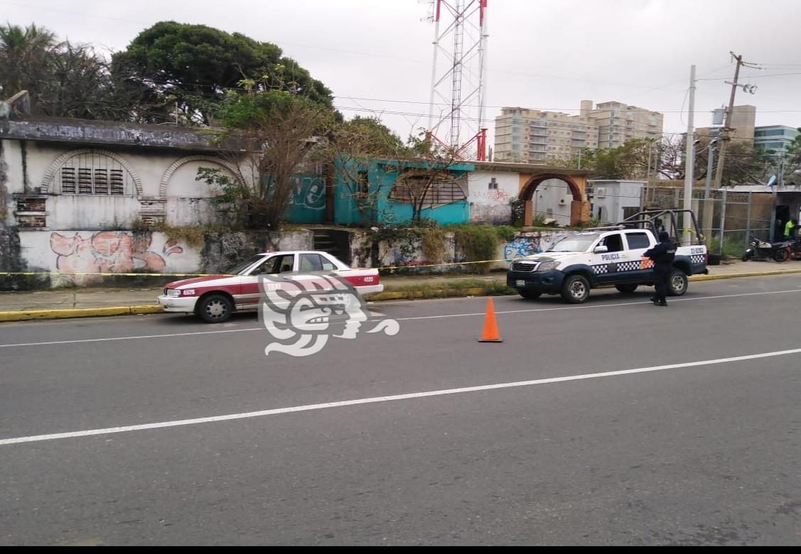Abandonan taxi robado durante la madrugada en Coatzacoalcos