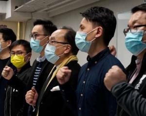 Policía de Hong Kong detiene a más de 50 exlegisladores y activistas