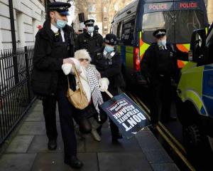 Jueza niega libertad bajo fianza a Assange ante riesgo de evasión