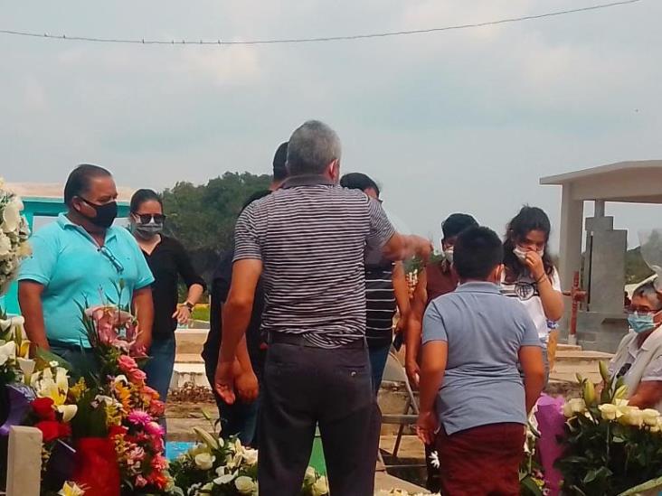 Entre canticos y oraciones dan último adiós a Samara Arroyo en Jáltipan