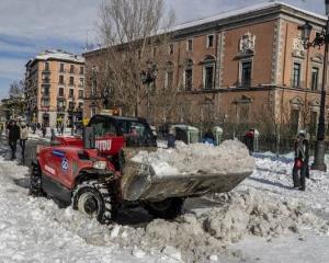 Carrera contrarreloj para limpiar la nieve de Madrid antes de ola de frío