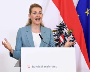 Dimite ministra austriaca acusada de plagiar sus tesis