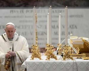 El Papa autoriza que mujeres sean acólitas y lean en el altar