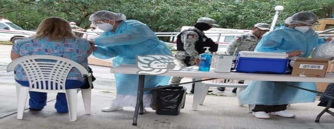 Comienza vacunación de personal en hospitales de Minatitlán