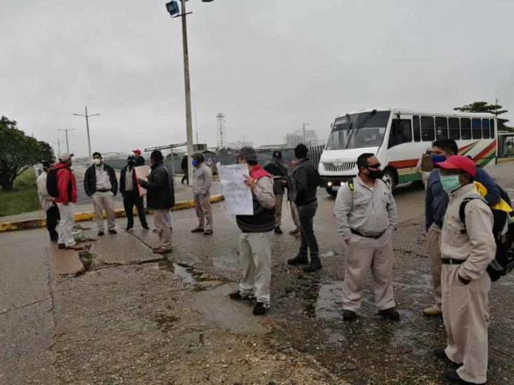 En exigencia de contratos, transitorios bloquean acceso a Cangrejera