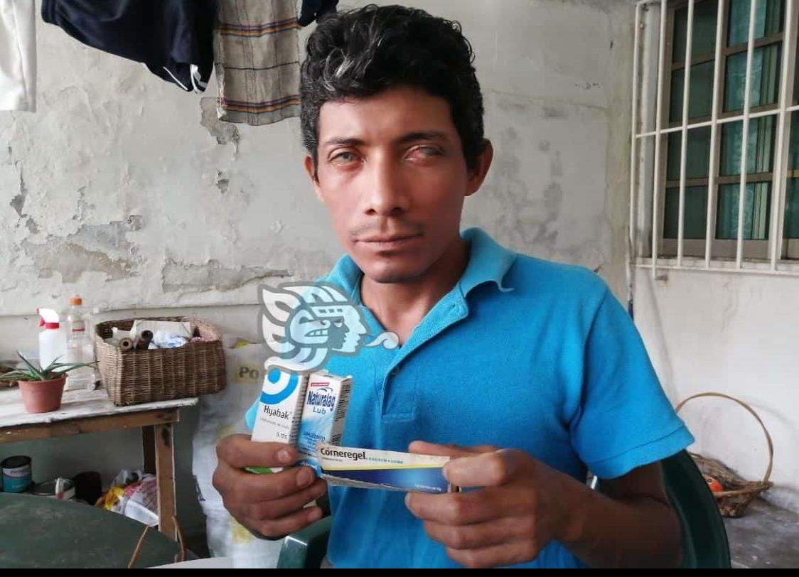 Alfonso ofrece sus artesanías para mantener a su familia; pide apoyo
