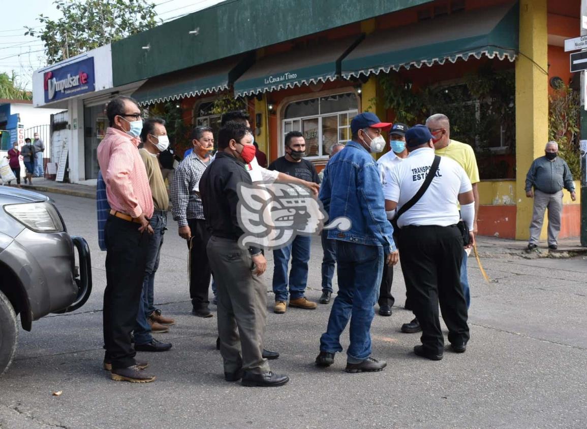 Cierre de calles en Acayucan provoca disputa por pasajeros