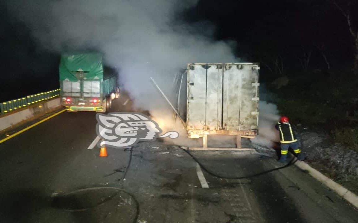 Se incendia camión tras choque en autopista de Acayucan