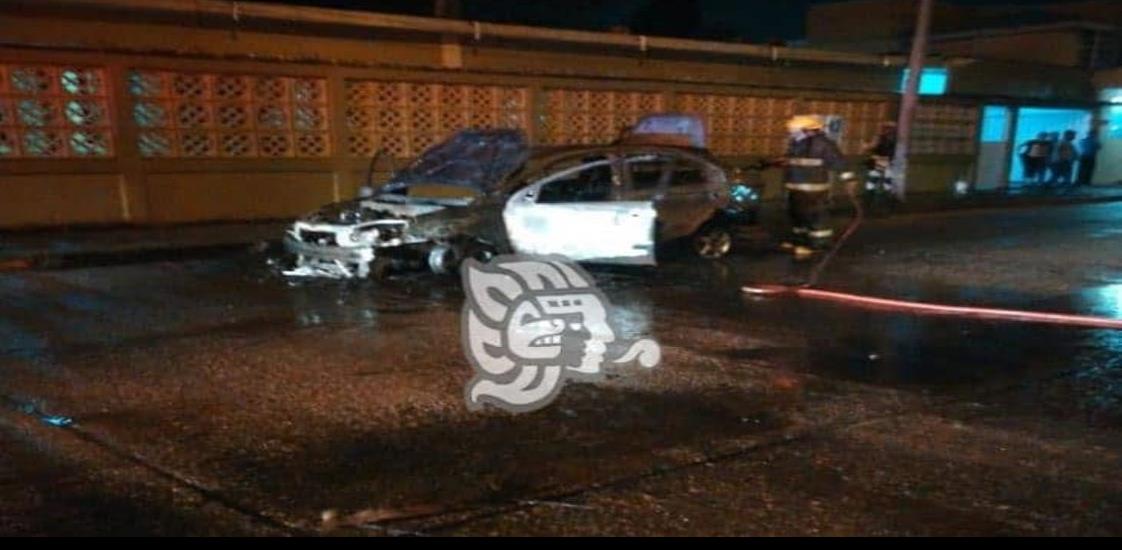 Taxi queda calcinado en colonia Puerto México de Coatzacoalcos