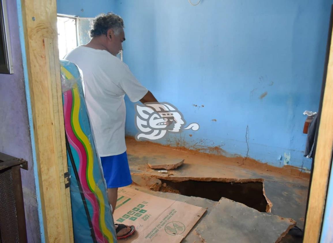 Ruptura de tubería de CAEV provoca daños en vivienda de Acayucan
