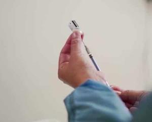 Suspenden en Berlín vacuna AstraZeneca en mujeres menores de 55 años