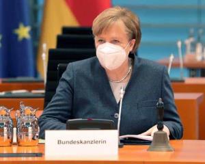 Merkel planea mantener confinamiento en Alemania hasta marzo