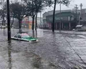Tras fuerte lluvia durante el día, se inunda Xalapa