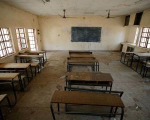 Comando irrumpe en escuela de Nigeria; mata un alumno y secuestra a 27