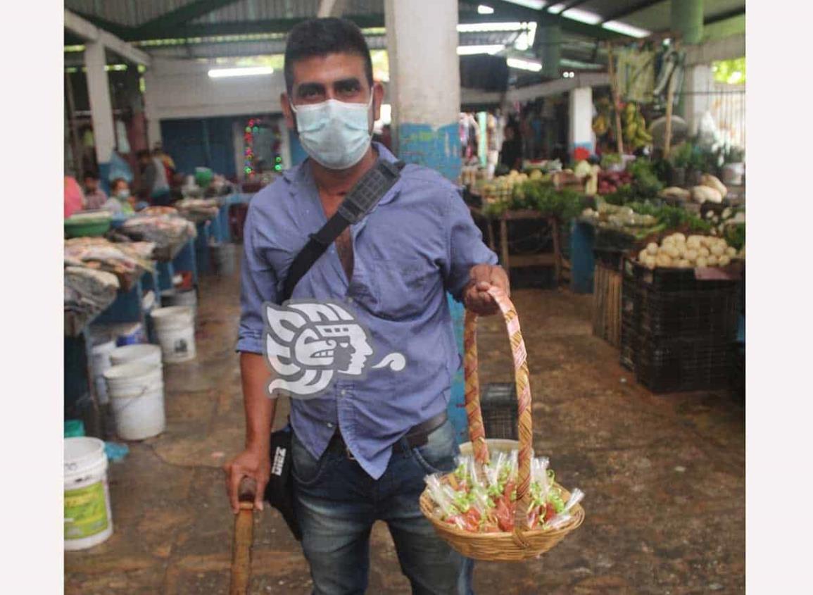 Pese a su discapacidad, Humberto sale adelante vendiendo sus productos