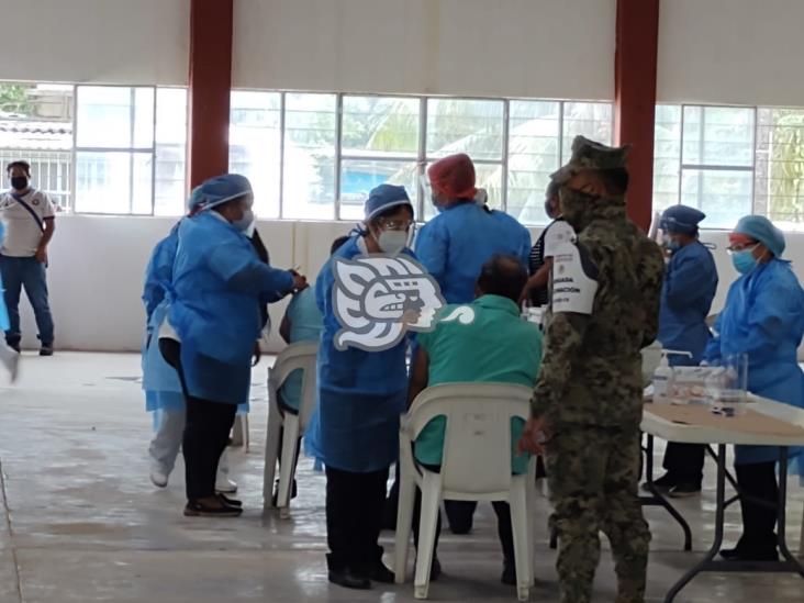 Acampan en el sur de Veracruz para aplicarse vacuna contra Coronavirus