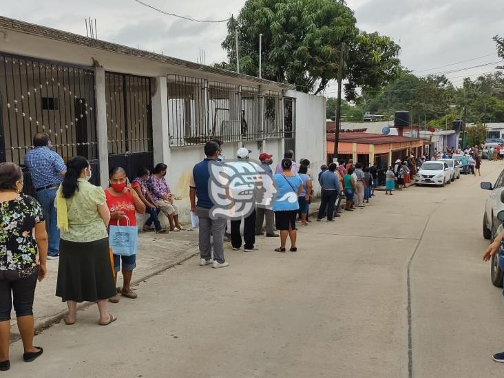 Acampan en el sur de Veracruz para aplicarse vacuna contra Coronavirus