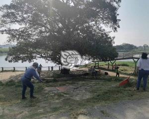 Dan mantenimiento al parque acuático “El Manatí” en Minatitlán