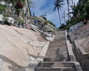 Reconstruyen escalinatas en la calle Úrsulo Galván