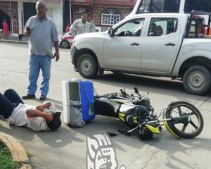 Conductor de camioneta impacta a motociclista en Nanchital