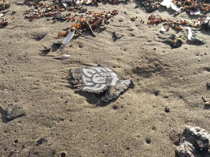 Encuentran pequeños restos de chapopote en la playa de Coatzacoalcos