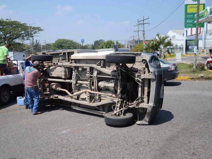 Se vuelca camioneta tras ser impactada por urbano en Veracruz