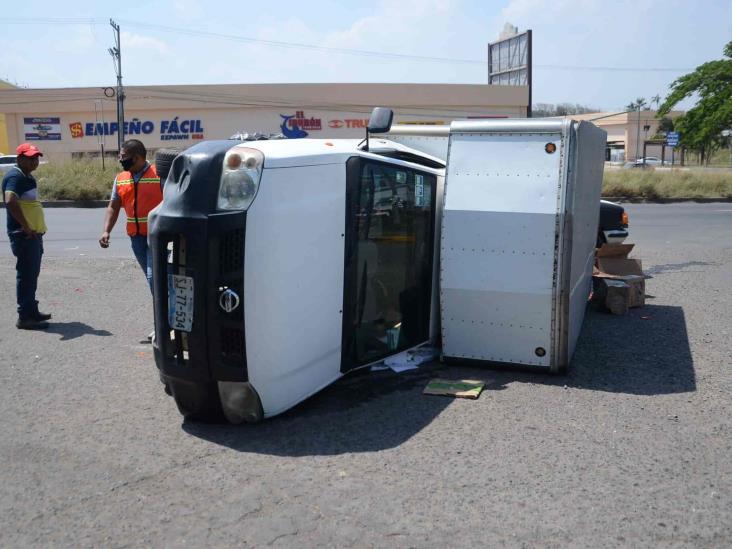 Se vuelca camioneta tras ser impactada por urbano en Veracruz