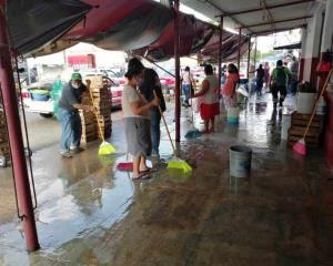 Limpieza profunda en instalaciones del mercado Morelos en Coatza