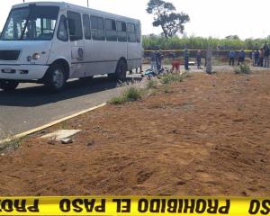 Autobús atropella a repartidor y se da a la fuga en Córdoba