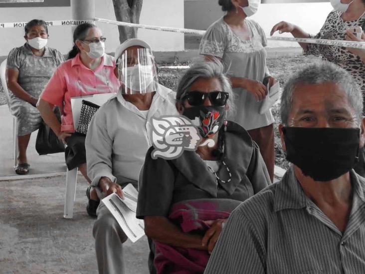 Inicia vacunación de adultos mayores contra covid-19 en Pajapan