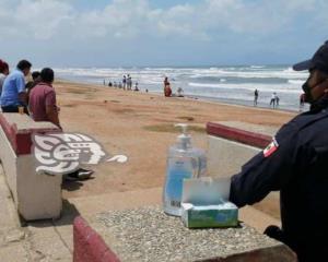 Pese a presencia policial, decenas de personas arriban a playas de Coatzacoalcos