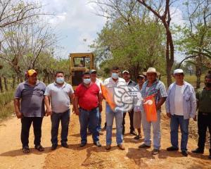 Rolando Sinforoso rehabilita caminos rurales de Soconusco