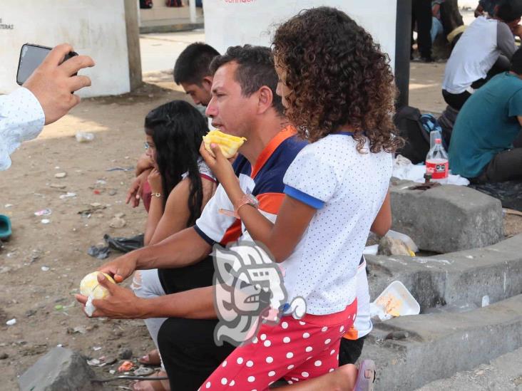 Familias migrantes no desisten del sueño americano a su paso por Veracruz