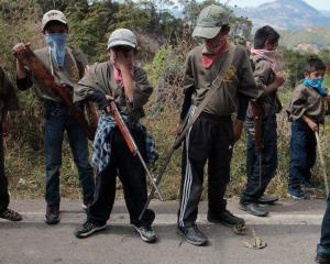 Niños toman armas en Guerrero y exigen al gobierno detener delincuencia