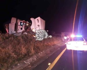 Operador de camión de la CTM sufre volcadura en tramo Isla-Acayucan
