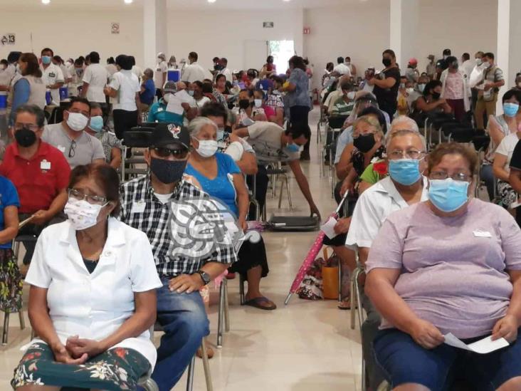 Inicia vacunación para adultos mayores en Minatitlán; atienden en tiempo récord