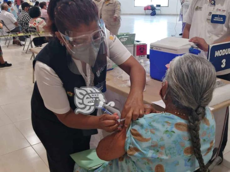 Inicia vacunación para adultos mayores en Minatitlán; atienden en tiempo récord