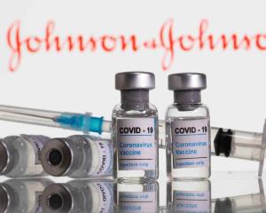 EU recomienda suspender uso de vacuna COVID de Johnson & Johnson
