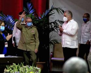 Renuncia Raúl Castro al partido Comunista