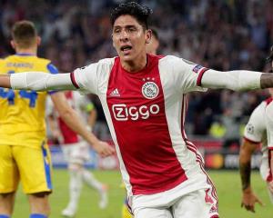 Afición del Ajax se rinde ante Edson Álvarez y le dedica cántico