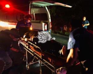 Auto impacta a ocupantes de motocicleta rumbo a Mina; un muerto