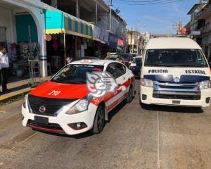 Colisión entre patrulla y taxi en el centro de Acayucan