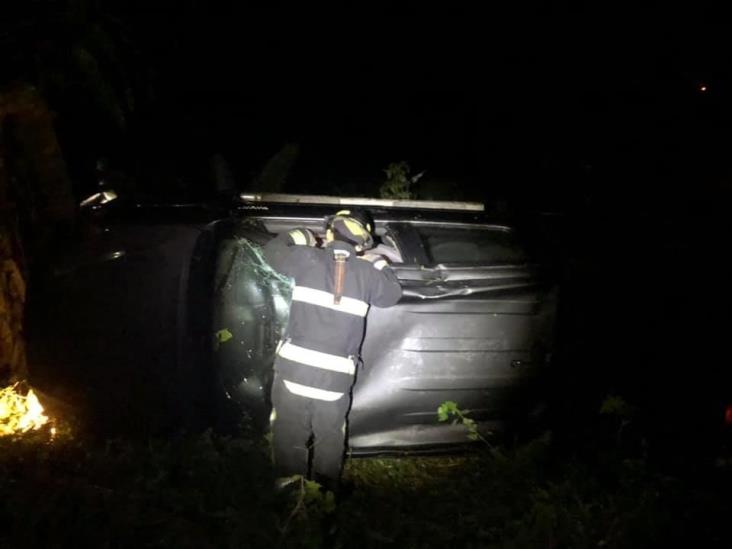 Camioneta cae a barranco en carretera Coatepec-Xico