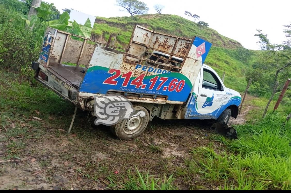 Vuelca camioneta que transportaba tanques de gas en Moloacán