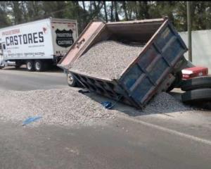 Se vuelca camión de carga sobre carretera federal Xalapa-Veracruz
