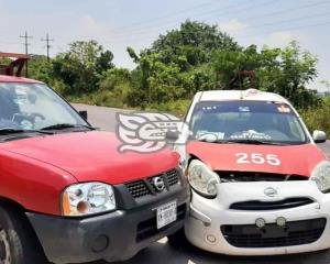 Camioneta materialista impacta a taxi de Nanchital